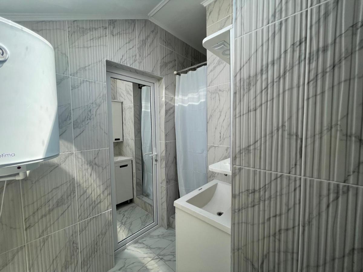 Villa Aeroport Розовый Дом คีชีเนา ภายนอก รูปภาพ